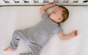 Read more about the article 5+ Bí quyết khắc phục trẻ 1 tuổi ngủ không SÂU GIẤC, giúp trẻ ngủ ngon
