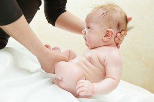 Read more about the article Trẻ 3 tháng tuổi bị táo bón mẹ phải làm sao? Hướng dẫn mẹ cách massage bụng cho bé