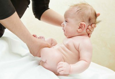 Trẻ 3 tháng tuổi bị táo bón mẹ phải làm sao? Hướng dẫn mẹ cách massage bụng cho bé