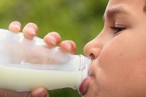Bổ sung sữa cho trẻ thừa cân béo phì – NÊN hay KHÔNG NÊN?