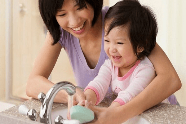 Thường xuyên vệ sinh tay cho trẻ để tránh mầm bệnh