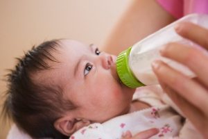 Read more about the article Trẻ dị ứng sữa công thức phải làm sao? 3+ Thông tin cho bố mẹ