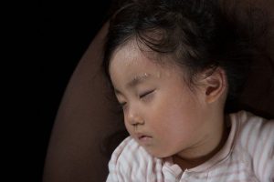 Trẻ đổ mồ hôi nhiều vào ban đêm – 5+ Điều cha mẹ nên làm