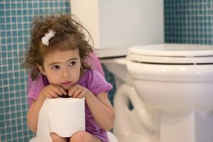 Read more about the article Trẻ 2 tuổi bị táo bón có nguy hiểm không? Bố mẹ cần làm những gì?