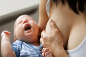 Trẻ sơ sinh bú ít, mẹ phải làm sao – 3+ Nguyên nhân và giải pháp khắc phục