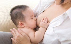 Mách mẹ 5+ cách tìm nguyên nhân và giải pháp cho trẻ 7 tháng tuổi biếng uống sữa