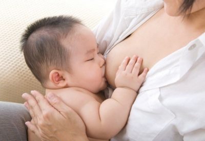 Mách mẹ 5+ cách tìm nguyên nhân và giải pháp cho trẻ 7 tháng tuổi biếng uống sữa