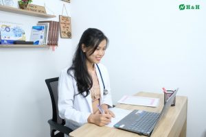 Bác sĩ Nguyễn Thị Xuân Huyền thực hiện khám online cho khách hàng 