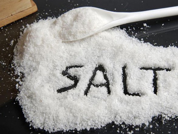 Hạn chế lượng muối vào cơ thể trong chế độ dinh dưỡng cho người suy thận