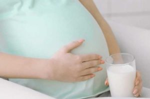 Read more about the article Bà bầu uống sữa bò có tốt không? Top 3 loại sữa chuyên gia khuyên dùng