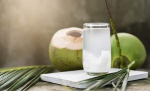 Read more about the article Bị đau bao tử uống nước dừa được không?