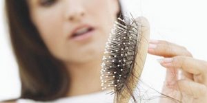 Read more about the article Bạn đang gặp tình trạng rụng tóc vì covid? – Đây là lời khuyên cho bạn