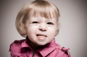 Trẻ ngủ bị nghiến răng – 3 Nguyên nhân và phương pháp khắc phục