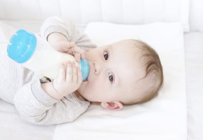 Trẻ bị rối loạn tiêu hóa có nên uống sữa không?