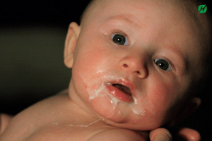 Trẻ sơ sinh ọc sữa nhiều có sao không?