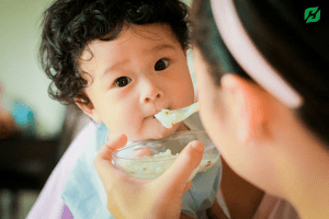 Read more about the article Trẻ bị sốt nên ăn gì? “Bỏ túi” nhóm thực phẩm vàng giúp bé mau phục hồi
