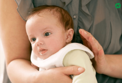 Trẻ sơ sinh ọc sữa thành vòi có nguy hiểm không?