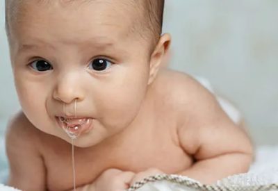 Dấu hiệu trẻ bị sặc sữa vào phổi bố mẹ cần lưu ý