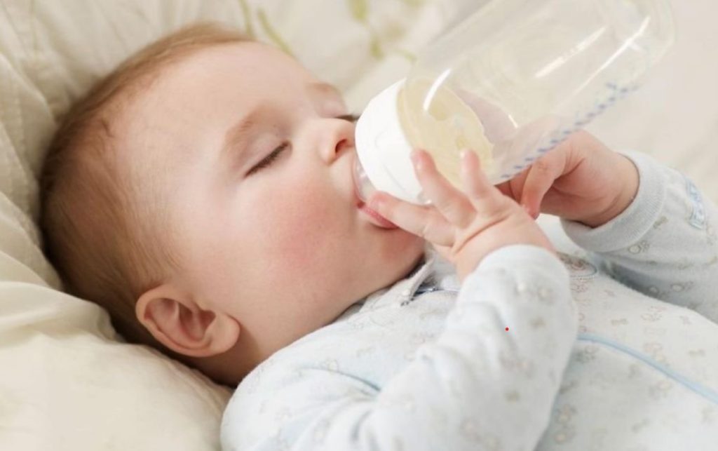 trẻ 1 tuổi uống bao nhiêu sữa mỗi ngày