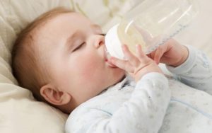 Read more about the article Trẻ 1 tuổi uống bao nhiêu sữa mỗi ngày? Gợi ý loại sữa tốt nhất cho bé