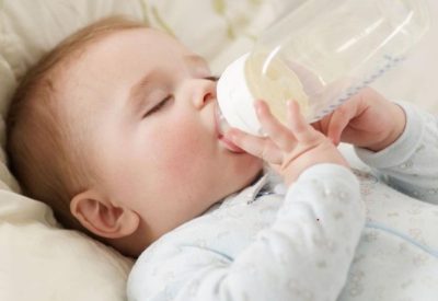 Trẻ 1 tuổi uống bao nhiêu sữa mỗi ngày? Gợi ý loại sữa tốt nhất cho bé