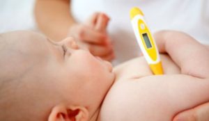 Read more about the article Trẻ sơ sinh bị sốt mẹ nên ăn gì? Cách hạ sốt tại nhà cho trẻ