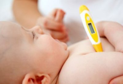 Trẻ sơ sinh bị sốt mẹ nên ăn gì? Cách hạ sốt tại nhà cho trẻ