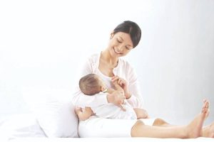 Read more about the article Những nguy hiểm khi nhỏ sữa mẹ vào mắt trẻ sơ sinh & 6+ lưu ý