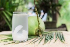 Read more about the article Trẻ sốt uống nước dừa được không?