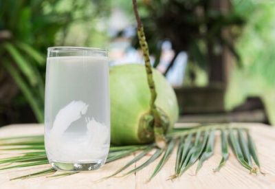 Trẻ sốt uống nước dừa được không?