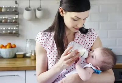 Trẻ sơ sinh uống sữa ngoài có tốt không?