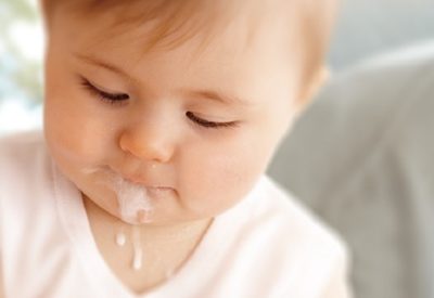 Trẻ 2 tuổi bị đầy bụng nôn trớ: Nguyên nhân và cách xử lý